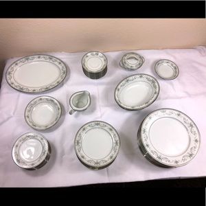 New NORITAKE Set Of 47 JAPAN Dinnerware